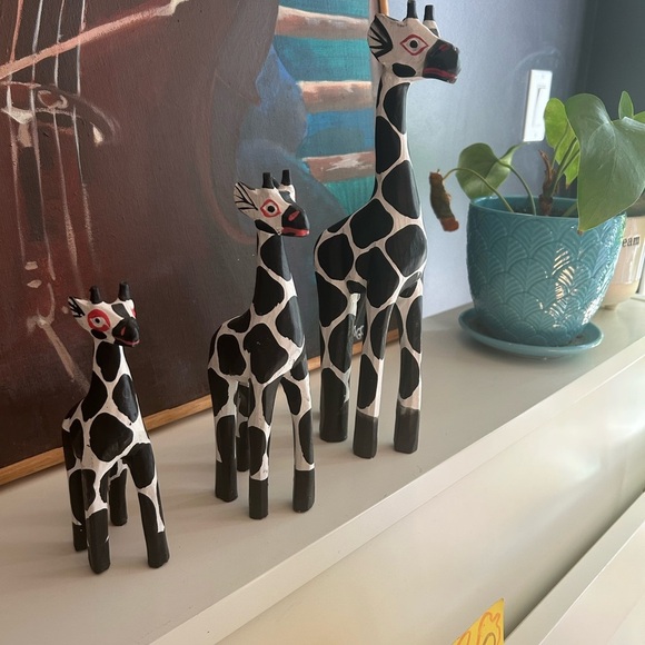 Vintage Handcrafted Black and White Giraffe Figurines Indonesia - Picture 15 of 16